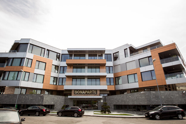 Podľa zverejneného zoznamu vlastní Bašternák iba byt, sklad a pár garážových státí v Bonaparte. (zdroj: SME/Jozef Jakubčo)  